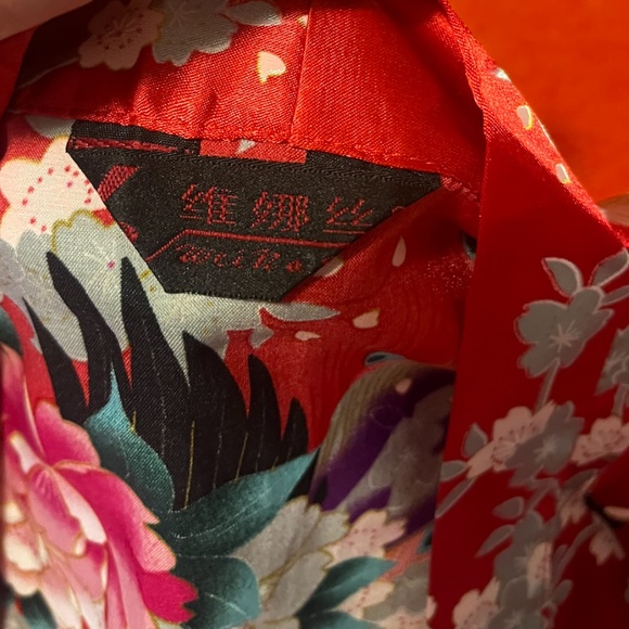Red with birds and flowers shiny satin kimono like robe NWOT - Picture 10 of 12